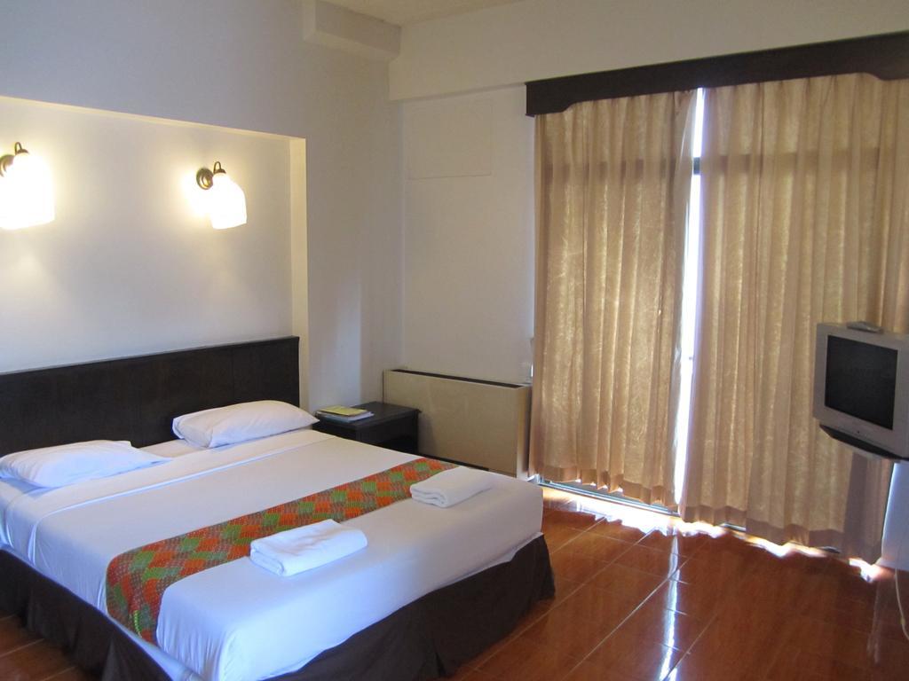 Rome Place Hotel Phuket Exterior photo